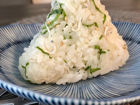 【ひと手間おむすび】ごま油香る大葉じゃこ